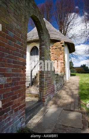 Produits laitiers octogonale avec toit de chaume coniques à Battle Abbey Banque D'Images