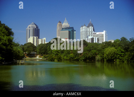 GA Atlanta Midtown SKYLINE VU DU LAC CLARA MEER DANS PIEDMONT PARK Banque D'Images