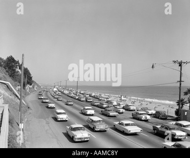 Années 1950 Années 1960 VOITURES DE LA ROUTE LE LONG DE LA PLAGE DE MALIBU SANTA MONICA CALIFORNIA USA TRANSPORTATION Banque D'Images