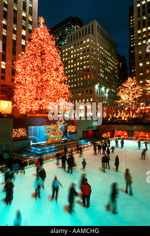 NEW YORK NEW YORK PERSONNES PATINAGE SUR GLACE EN ROCKEFELLER CENTER AU MOMENT DE NOËL Banque D'Images