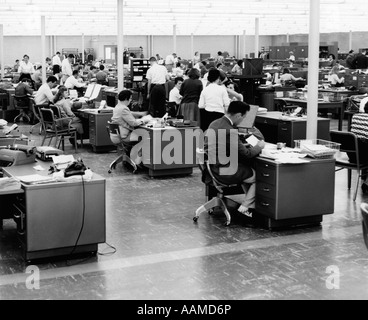 1950 GRAND BUREAU AVEC LES TRAVAILLEURS À UN BUREAU Banque D'Images