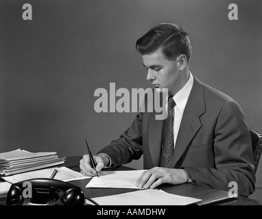 Années 1950 L'HOMME DE PLUME D'AFFAIRES CRAVATE COSTUME PAPERASSERIE Téléphone Banque D'Images