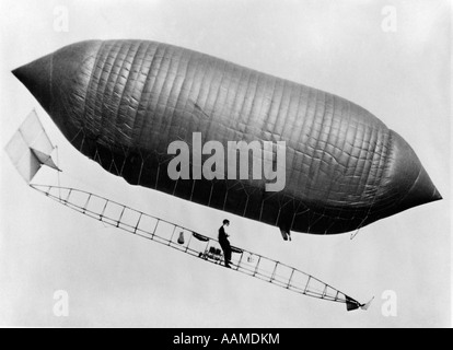 Années 1900 Années 1910 LINCOLN BEACHEY AIRSHIP CROISEMENT ENTRE HOT AIR balloon dirigeable et Banque D'Images