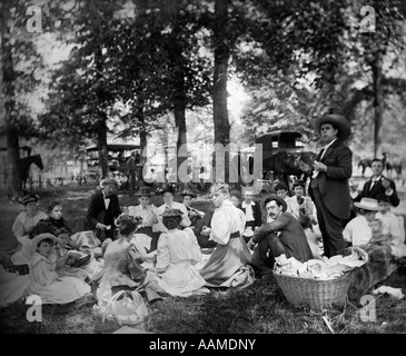 Années 1890 Années 1900 DÉBUT DU SIÈCLE, après avoir pique-niquer dans les bois avec les chevaux et chariots en arrière-plan Banque D'Images