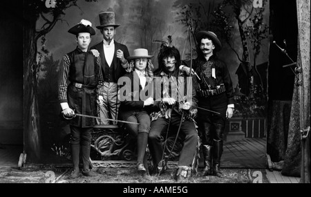 1890 DÉBUT DU SIÈCLE PORTRAIT GROUPE DE CINQ Hommes en costumes divers acteurs CONTRE STUDIO PEINT TOILE Banque D'Images