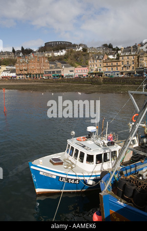 UK Ecosse Oban Argyll et centre-ville McCaigs Tower du port Banque D'Images