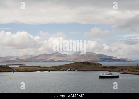 UK Ecosse Oban Caledonian MacBrayne Argyll port ferry CalMac approchant de Mull Banque D'Images