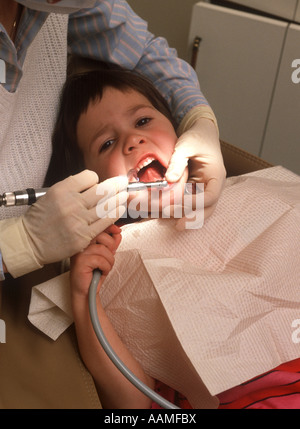 Jeune fille se fait nettoyer les dents au dentiste s'Ohio Bureau Banque D'Images