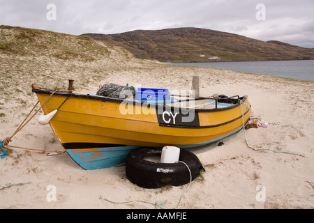UK Ecosse Îles Hébrides extérieures Vatersay fishing boat on Bagh Bhatersaigh beach Banque D'Images