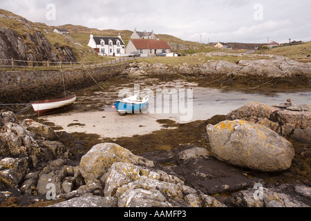 UK Ecosse Îles Hébrides extérieures Barra Earsairdh bateaux dans port Banque D'Images