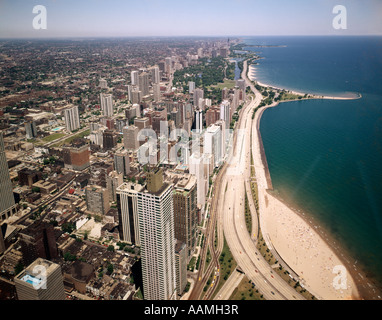 1970 1970 VUE AÉRIENNE SE TOURNER VERS LE NORD LE LONG DE LAKE SHORE DRIVE CHICAGO ILLINOIS RIVAGE DU LAC MICHIGAN RETRO VINTAGE Banque D'Images