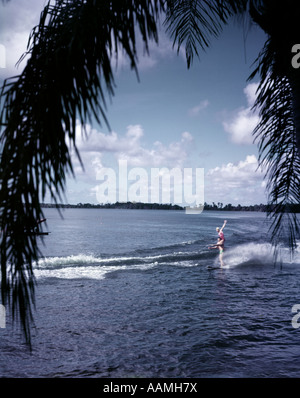 1950 1950 HOMME FEMME COUPLE skieurs acrobatiques AQUAPLANING CYPRESS GARDENS FLORIDA RETRO Banque D'Images