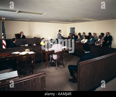 1970 HOMMES FEMMES SCÈNE D'AUDIENCE AVOCAT AVOCAT PARLER AU JURY JUGE TRIAL Banque D'Images