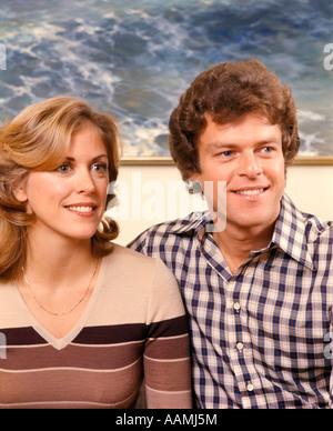 1970 1970 HOMME FEMME COUPLE MARI FEMME SOURIRE SOURIANT PORTRAIT DES COUPLES HEUREUX Banque D'Images