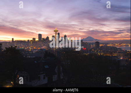 Seattle au lever du soleil avec le Mt Rainier dans la distance Washington USA Banque D'Images