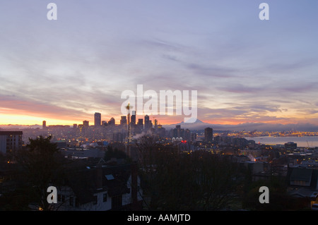 Seattle au lever du soleil avec le Mt Rainier dans la distance Washington USA Banque D'Images