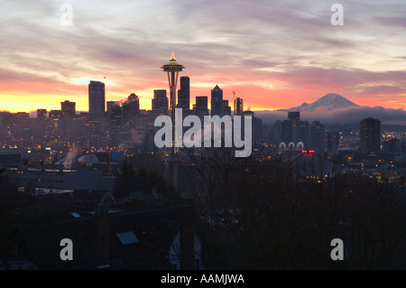 Seattle au lever du soleil avec le Mt Rainier dans la distance Washington USA Banque D'Images