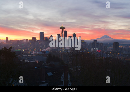 Seattle au lever du soleil avec le Mt Rainier dans la distance Washington USA Banque D'Images