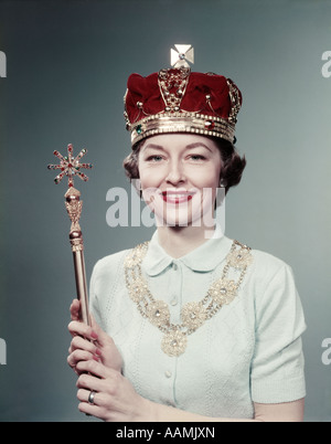 1950 PORTRAIT FEMME PORTANT UNE COURONNE tenant un sceptre d'apparat COLLIER REINE DE CARACTÈRE JOUR SPÉCIAL COSTUME Banque D'Images