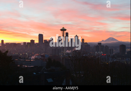 Seattle au lever du soleil avec le Mt Rainier dans la distance Washington USA Banque D'Images