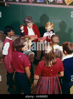 1970 Enseignants et Élèves montrant des marionnettes de camarades se sont réunis autour d'eux Banque D'Images