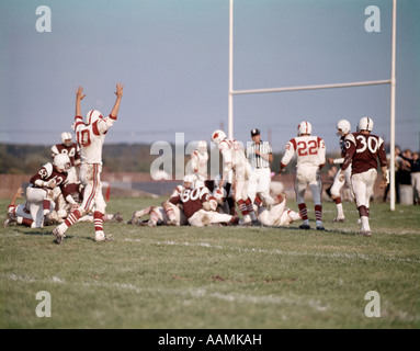 Joueurs de football de l'ÉCOLE SECONDAIRE PENSAUKEN JEU SCORE VICTOIRE 1960 1960 1970 1970 RETRO Banque D'Images