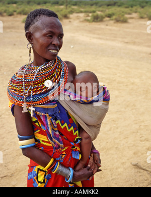 Samburu la mère et l'enfant, près de l'Archers Post, Kenya Banque D'Images