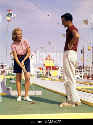 1960 JEUNE COUPLE PLUING MINIATURE GOLF Banque D'Images