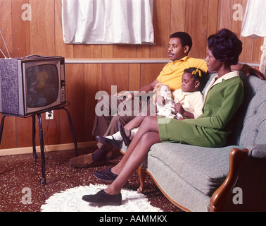 AFRICAN AMERICAN FAMILY Père Mère Fille REGARDER LA TÉLÉVISION 1970 Rétro 1970 Banque D'Images