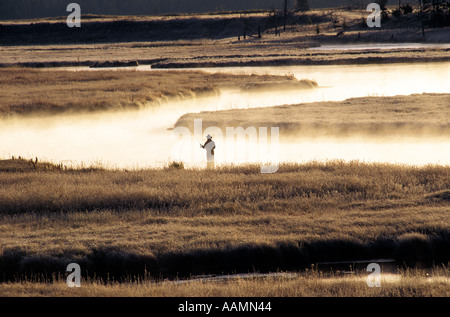 USA IDAHO Fly Pêcheurs de lumière dorée sur la pêche Henry s FK de la Snake River avec Teton montagnes en arrière-plan Harr Banque D'Images