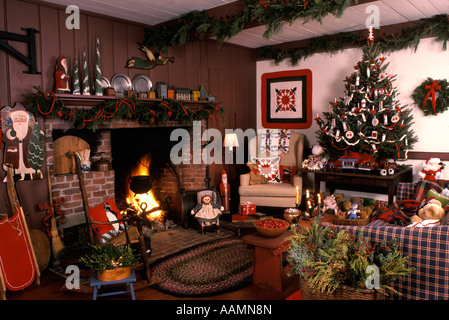 Le FEU DANS UNE CHEMINÉE ET TABLE SUR L'ARBRE DE NOËL Banque D'Images