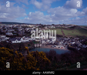 Vue depuis le sentier du littoral du village de pêcheurs de Port Isaac, Cornwall, UK Banque D'Images