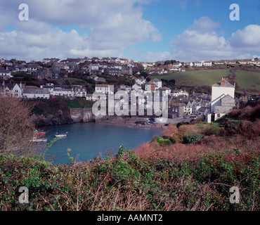 Vue depuis le sentier du littoral du village de pêcheurs de Port Isaac, Cornwall, UK Banque D'Images