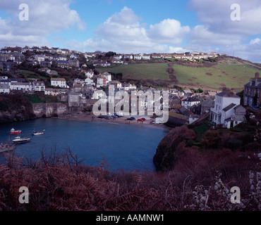 Vue depuis le sentier du littoral du village de pêcheurs de Port Isaac, Cornwall, UK Banque D'Images