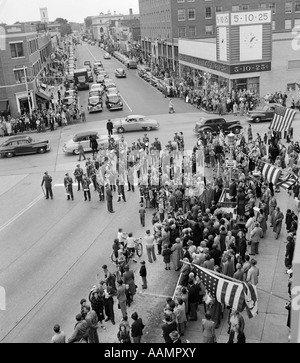 Années 1940 Années 1950 PETITE VILLE FOULE PERSONNES HOMMES FEMMES GROUPE MILITAIRE POUR ASSEMBLER LES DRAPEAUX DES ANCIENS COMBATTANTS MEMORIAL DAY PARADE HOLIDAY Banque D'Images