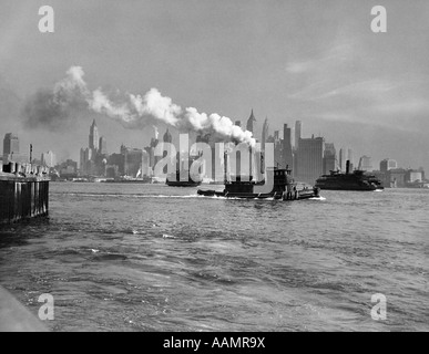 1930 1933 MACHINE À VAPEUR REMORQUEUR ET Staten Island Ferry Boats SUR LA RIVIÈRE HUDSON à l'encontre de l'île de Manhattan Skyline NEW YORK CITY Banque D'Images