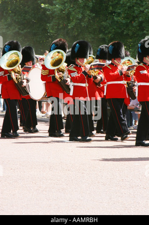 Parade de la couleur,Grenadier guards band à Buckingham Palace Londres Angleterre. Banque D'Images