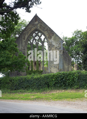 Une vue de la fenêtre de l'Est des ruines de l'église de St Mary à Tivetshall St Mary, Norfolk, Angleterre, Royaume-Uni, Europe. Banque D'Images