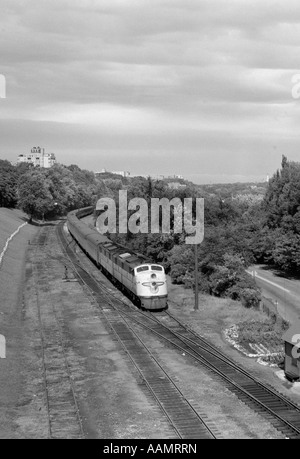 1950 Vue aérienne de locomotive diesel SIMPLIFIÉ RAILROAD Train de voyageurs passant par réseau express régional Banque D'Images