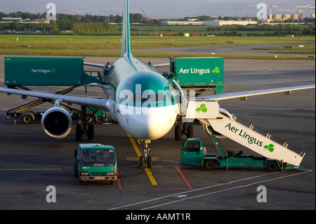 Close up d'avant de l'Airbus A320 d'Aer Lingus EI 211 CPG St Aodhan assis sur le tarmac avec étapes et Aer lingus van en cours de chargement Banque D'Images