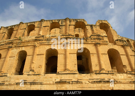 Close up de la partie supérieure de l'ancien colisée romain contre blue cloudy sky el jem tunisie Banque D'Images