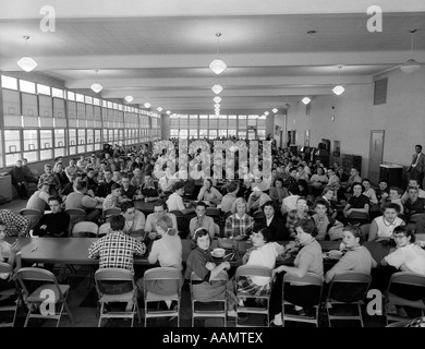 Années 1950 L'ÉCOLE SECONDAIRE cafétéria bondée Banque D'Images