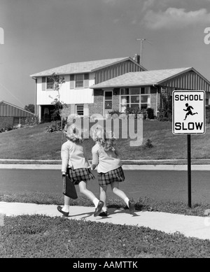 1950 34 VUE ARRIÈRE DE LITS IN PLAID JUPES & CIE HOLDING SAC PASSÉ EN COURANT lent de l'École signent Banque D'Images