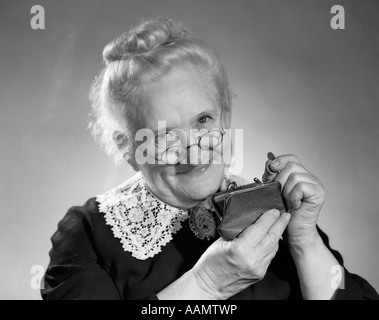 1950 PORTRAIT DE PERSONNES ÂGÉES METTRE EN SAC GRANNY MODIFIER Banque D'Images