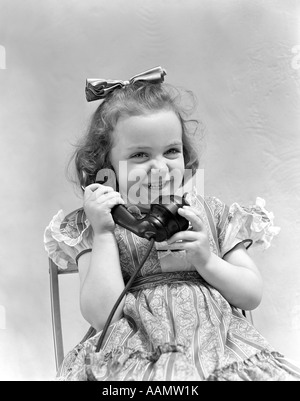 1930 LITTLE GIRL LAUGHING WATER ARC DANS SES CHEVEUX Banque D'Images