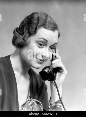 Années 1920 Années 1930 WOMAN TALKING ON TELEPHONE L'expression du visage amical agréable Banque D'Images