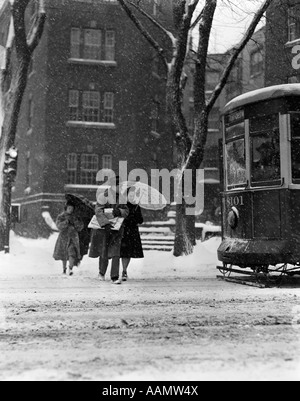 1940 Les piétons circulant dans la neige HIVER FORFAITS AVEC PARASOL 43e & RUE DU TRAMWAY DE LA VILLE DE PHILADELPHIE Banque D'Images