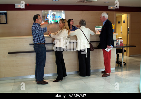 Arrivée 24. Vous pourrez signer dans l'établissement. Banque D'Images