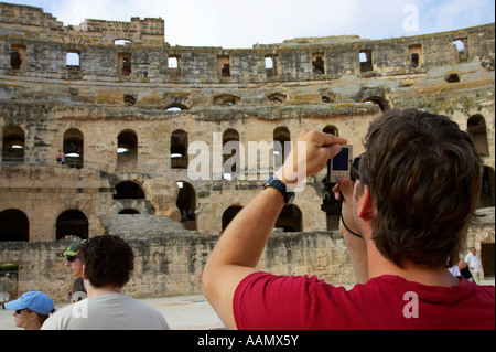 Tourisme canadien masculin taking photo de niveaux de l'arène de-chaussée de l'ancien colisée romain d'El Jem tunisie Banque D'Images