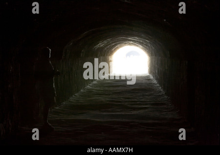 Balades touristiques dans dark passage souterrain de l'ancien colisée romain d'El Jem tunisie Banque D'Images